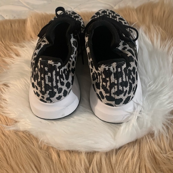 ADIDAS WOMAN BLACK AND WHITE SNEAKER. - Picture 3 of 5